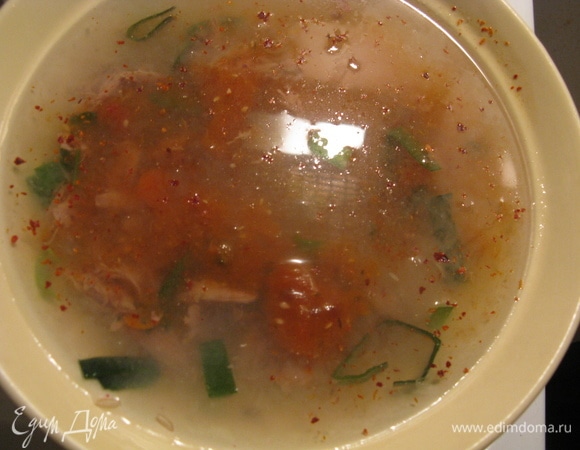 Не сливая воду, добавляем все ингредиенты (томаты, лук-порей, индейку, приправы) и ставим в духовку. У меня посуда огнеупорная, поэтому я готовила сразу в мисочках, иногда подливая воду, но можно и в форме или кастрюльке.