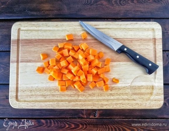 Начнем с тыквы. Я всегда использую мускатную, поскольку она, во-первых, очень сладкая, а во-вторых, имеет яркий насыщенный оранжевый цвет. Итак, нарезаем тыкву, предварительно очистив ее от кожуры и «внутренностей», кубиками со стороной примерно 1–1,5 см.