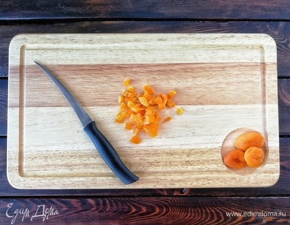 Солнечную и полезную курагу необходимо также нарезать мелким кубиком.