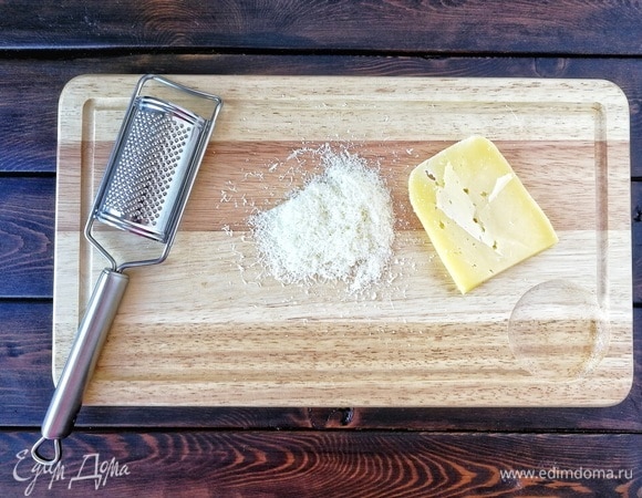 Пармезан натираем на самой мелкой терке, чтобы он превратился почти в муку.