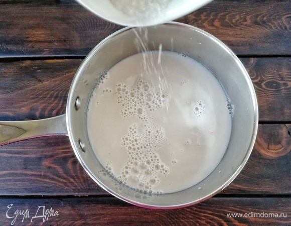 В сотейник наливаем рисовое миндальное молоко. Оно имеет легкий карамельный цвет и небольшую природную сладость. Но чтобы стало еще слаще, добавляем буквально 1 ст. л. с горкой сахарного песка. Конечно, можно и больше, но тут уже дело вкуса.