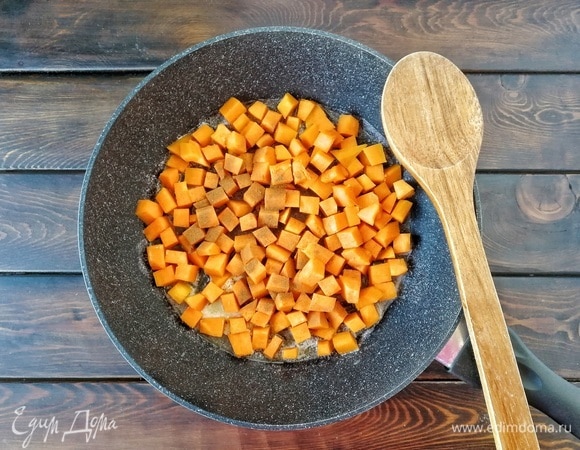 Пока миндально-рисовое молоко нагревается, займемся приготовлением тыквы. На сковороду кладем 25 г сливочного масла и растапливаем его. После этого добавляем тыкву и корицу, перемешиваем и обжариваем на среднем огне 5–6 минут. Тыква станет еще ярче и мягче.