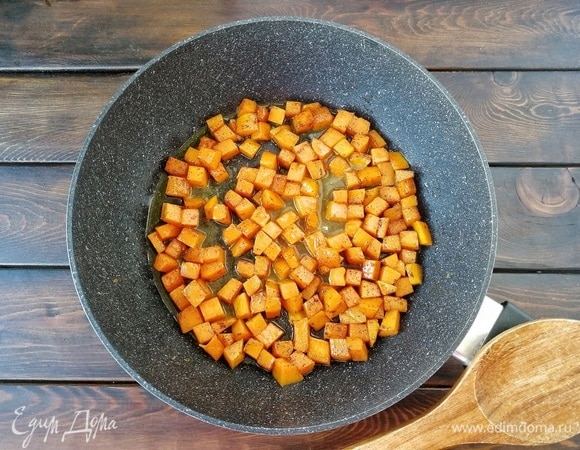 Теперь добавляем к тыкве с корицей предварительно выжатый из половинки апельсина сок. Возвращаем сковороду на плиту и, периодически помешивая, даем соку практически полностью выпариться, насытив тыкву волшебным вкусом и ароматом. Не забываем помешивать легкими движениями, чтобы не повредить тыкву!