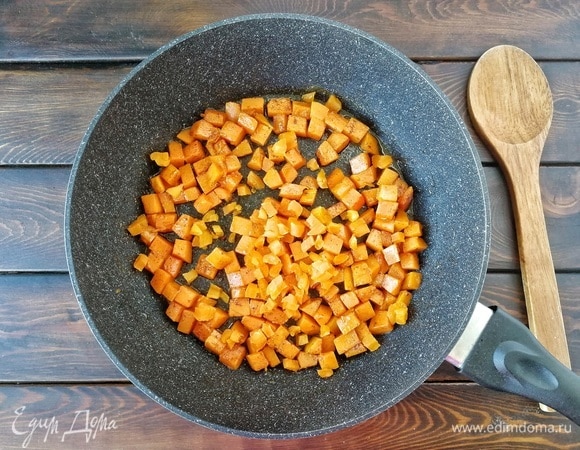 Когда на сковороде останется совсем немного сока, добавляем курагу и перемешиваем. Мне не хотелось, чтобы она стала мягкой и расползлась, поэтому и добавила ее я в самом конце. Возвращаем сковороду на плиту и, аккуратно помешивая, карамелизируем все вместе буквально 2 минуты. Таким образом на все время приготовления тыквы у меня ушло 10 минут. Из 10 положений регулирования нагрева плиты я использовала 6-ой.
