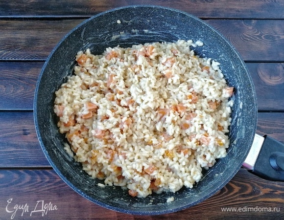 Аккуратно перемешиваем, накрываем крышкой, сверху — полотенцем и даем блюду «дойти» 5 минут.