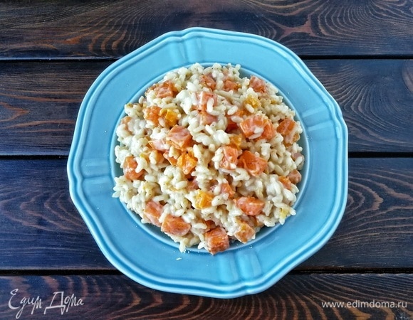 После этого выкладываем на сыр и шоколад горячее ароматное ризотто. Под действием температуры шоколад и сыр расплавятся и станут настоящим сюрпризом для ваших родных и гостей! Слегка посыпаем ризотто натертым пармезаном.