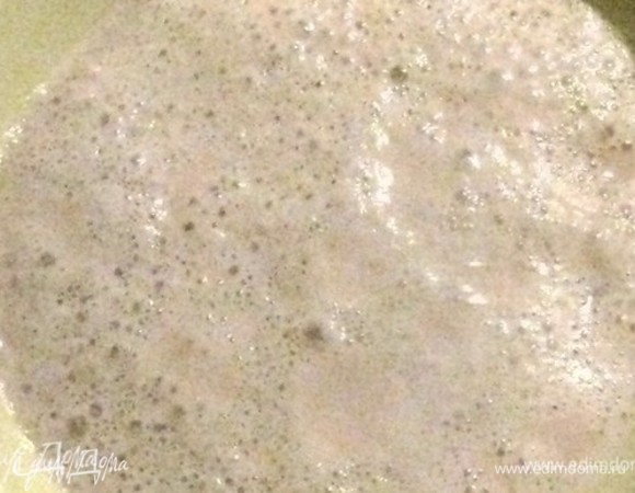 Активизируем дрожжи теплой водой и сахаром, даем «забурлить» и подняться (минут 30).