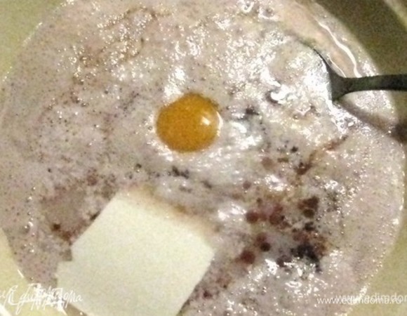 Как только увеличились в два раза и опали, добавляем масло, яйцо, сироп, замешиваем и оставляем немножко отдохнуть (не более 10 минут).