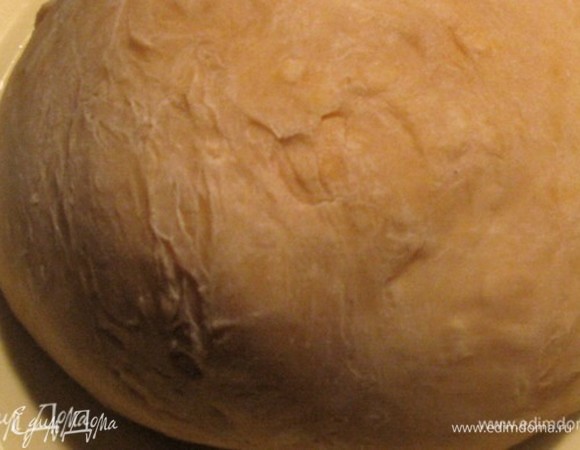 После добавляем муку и замешиваем тесто, даем ему увеличиться в два раза в теплом месте, делим на три части и раскатываем пласты. Каждому перед укладкой даем полежать минут 10.