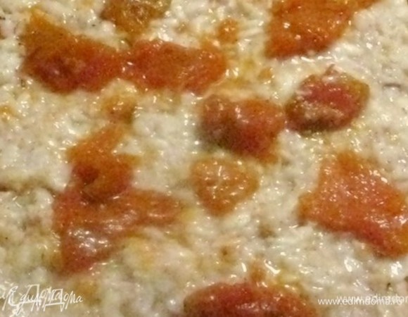 Первый пласт смазываем ткемали, выкладываем предварительно отваренные макароны (чем разваристей, тем вкуснее). Добавляем томатный соус.