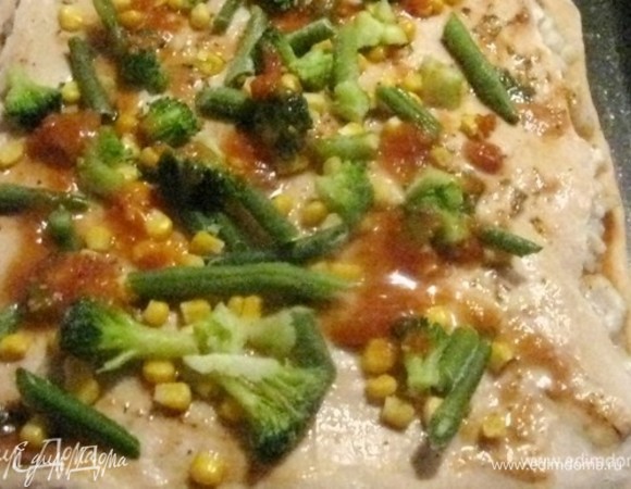 Смазываем слой томатным соусом, добавляем спаржу, кукурузу, капусту, хорошенько поливаем соусом и накрываем тестом, предварительно проткнув его вилкой.