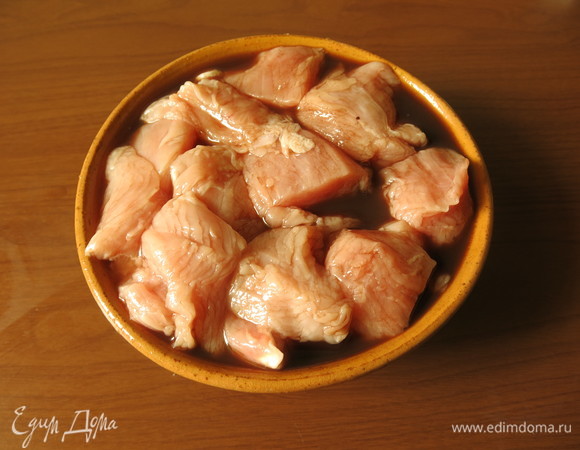 Маринуем в вине с розмарином. Это отступление от классического рецепта, мне захотелось обогатить вкус блюда.