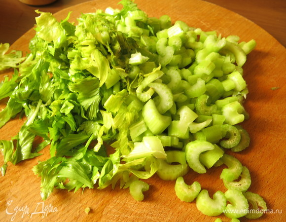 Нарезаем стебли сельдерея.