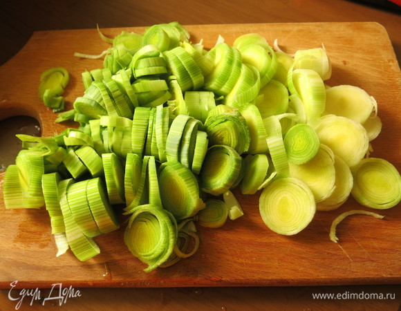 Нарезаем лук-порей.