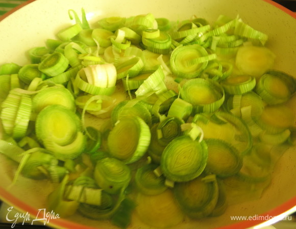 Обжариваем отдельно порей 3 минуты, добавляем сельдерей.