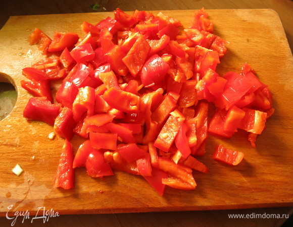 Нарезаем красный перец кусочками.