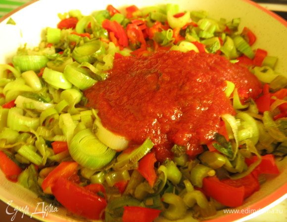 Добавляем томатную пасту, у меня домашняя с базиликом.