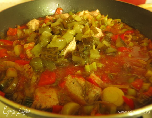 Кладем мясо в соус. Нарезаем огурцы, кладем в соус с овощами.