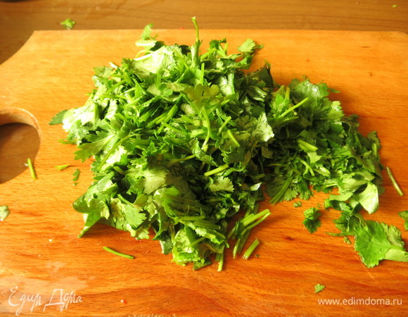 Нарезаем кинзу.