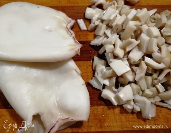 Кальмар отвариваем в кипящей подсоленной воде 2 минуты. Нарезаем небольшим кубиком.