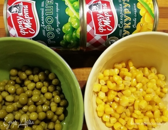 Нам потребуется половина банки зеленого горошка ТМ «Фрау Марта» и столько же кукурузы ТМ «Фрау Марта».