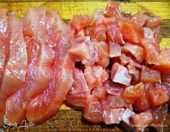Слабосоленый лосось нарезаем небольшим кубиком.
