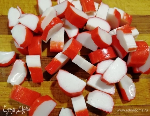 Крабовые палочки нарезаем.