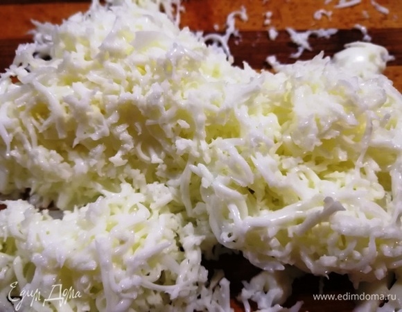 Яйца отвариваем, белок натрем, а желток оставим для украшения салата.