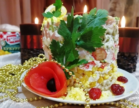 Салат получился сам по себе нарядный, поэтому я украсила его только веточками петрушки, долькой лимона и цветком из помидора.