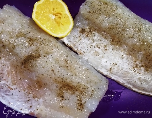 Филе судака солим, перчим, выжимаем на него сок половины лимона. Пусть немного помаринуется.