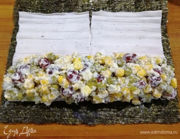 Выкладываем начинку на нори.