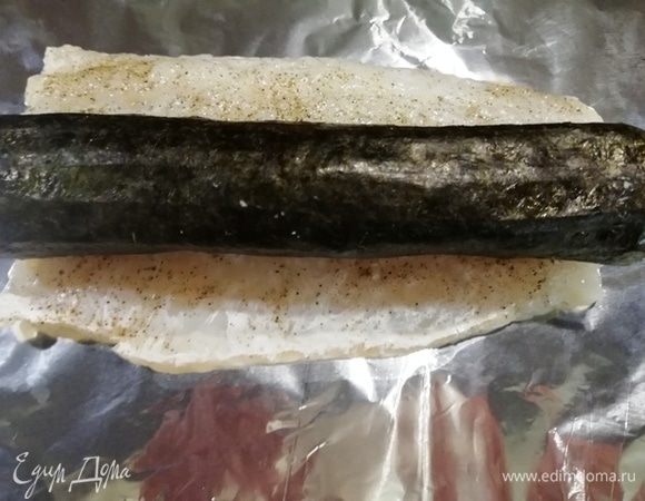 Рыбу выкладываем на фольгу. На филе судака выкладываем овощной ролл.