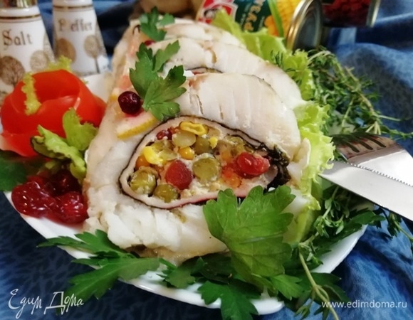 Нарезаем нашего судака и подаем с зеленью и долькой лимона.