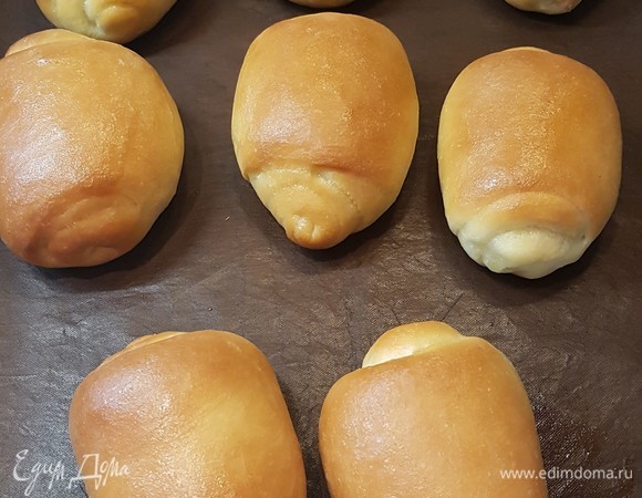 Булочки достать и сразу хорошо смазать сливочным маслом. Накрыть полотенцем и дать им немного остыть.