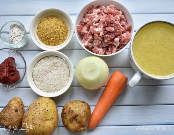 Подготовить необходимые продукты. Вместо томатной пасты можно взять свежие протертые томаты или использовать и то, и другое. Бульон можно заменить водой.  