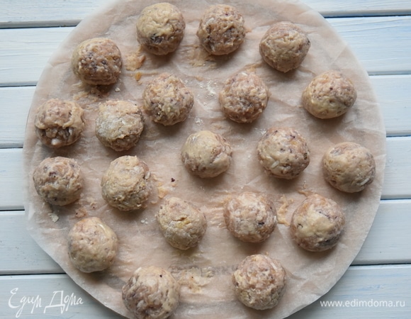 Из фарша сформировать небольшие фрикадельки, обвалять их в муке и поставить в холодильник.