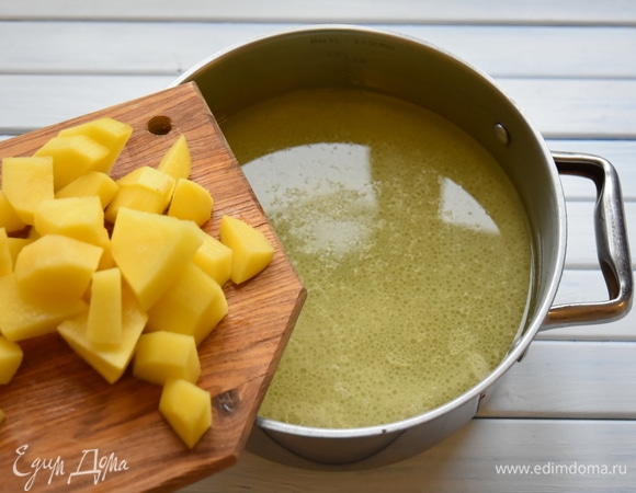 В бульон выложить картофель, довести до кипения. Посолить.