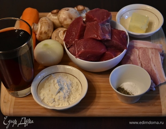 Подготовить продукты. Мясо очистить от пленок и нарезать. Кусочки не должны быть слишком мелкими.