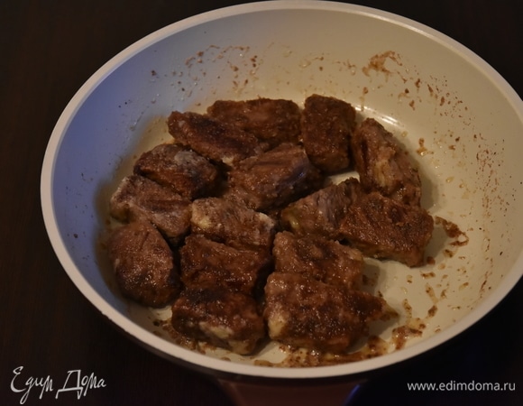 На сковороде разогреть смесь сливочного и растительного масел, добавить и обжарить мясо на огне выше среднего до румяной корочки. Всыпать муку и перемешать. Выложить обжаренное мясо в миску.