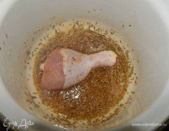 В сотейнике растопить сливочное масло. Добавить мелкорубленый чеснок и слегка потушить его. Добавляем сахар, соль, розмарин, белое сухое вино и сок одного лимона. Тушим на медленном огне 10 минут. Куриные голени моем и обсушиваем бумажными полотенцами. Каждую голень окунаем в глазурь и выкладываем в форму для запекания.