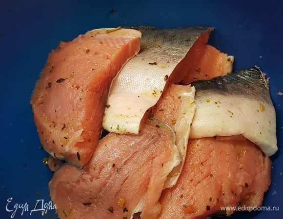 Рыбу нарезать на порционные куски и замариновать в смеси специй и оливкового масла. Оставить минут на 20.