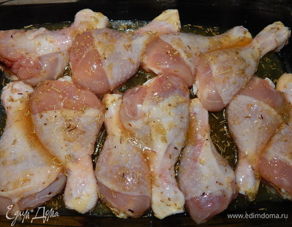 Оставшуюся глазурь выливаем сверху на голени и ставим их в разогретую до 190°C духовку минут на 30, готовим до золотистого цвета.