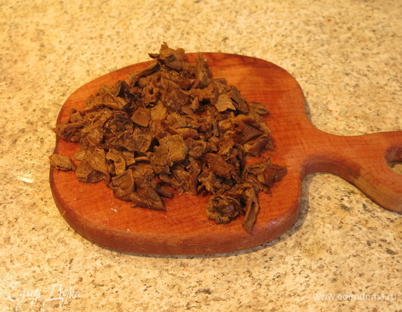 Нарезаем отваренные и соленые грибы.