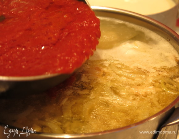 Вливаем томат.