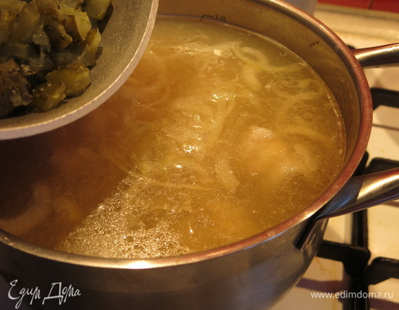 Тушеные огурцы кладем в бульон.