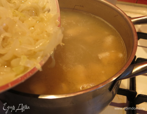 К этому времени лук будет готов. Кладем лук в бульон. Варим 2 минуты.