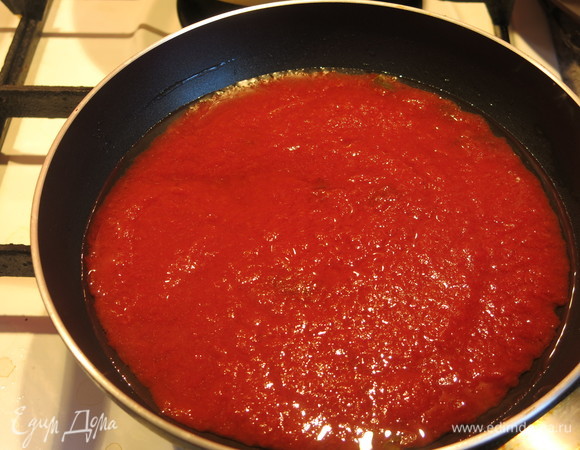 Томатную пасту пассеруем пару минут.