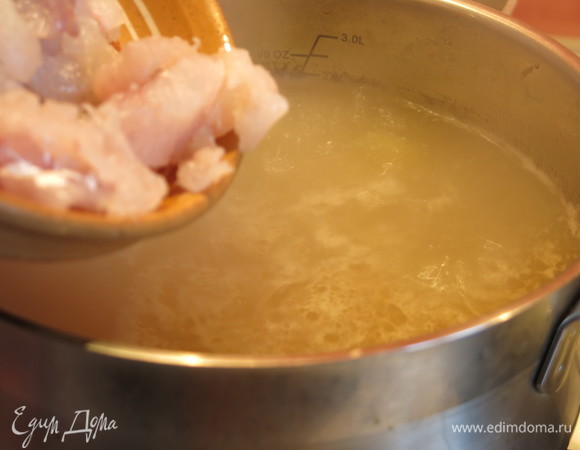 Когда сварился картофель, бросаем в суп нарезанный судак. Варим 10 минут.