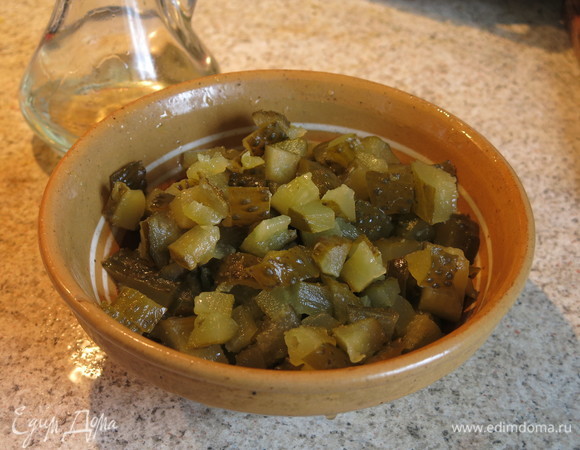 Огурцы нарезаем кубиками и ставим тушиться в 0,5 стакане воды.