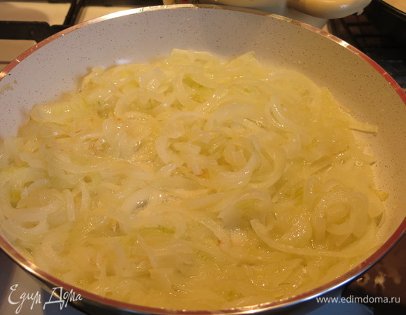 На растительном масле пассеруем лук.